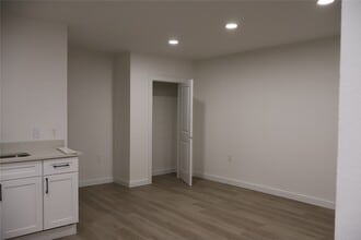 Building Photo - 5502 Circlegate Dr