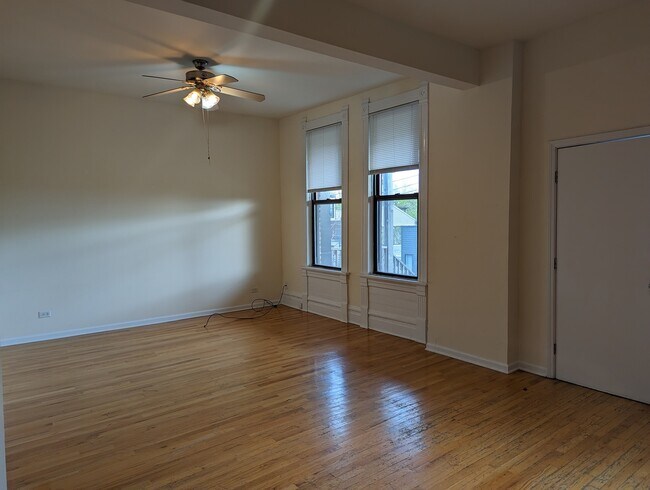 Foto del edificio - 1813 N Milwaukee Ave