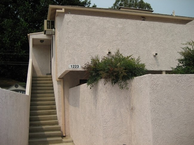 Building Photo - 1225 N Screenland Dr