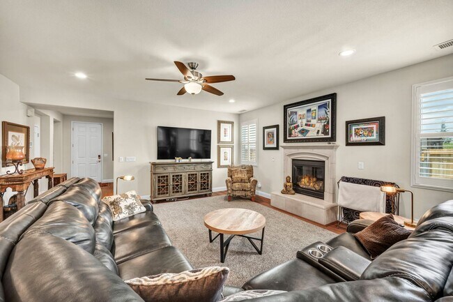 Foto del edificio - FULLY FURNISHED home with all utilities included and flexible lease options available.