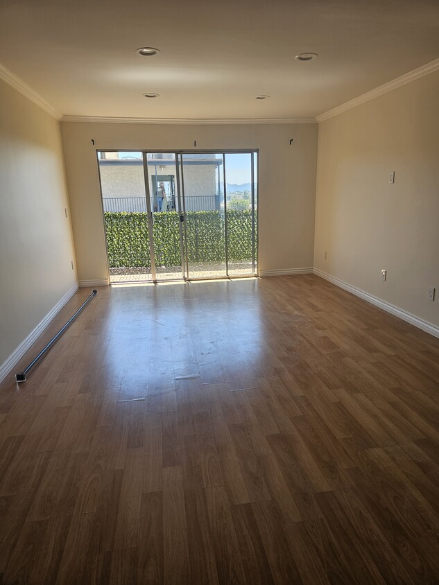 living room with balcony - 1517 E Garfield Ave