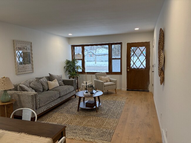 Foto del edificio - 1524 Pewaukee Rd