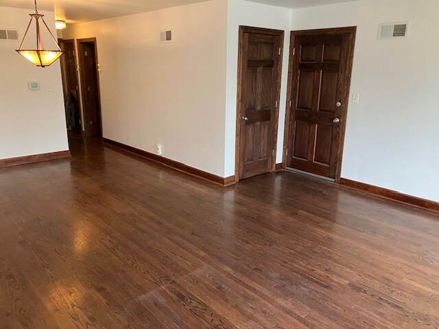 Building Photo - 413 Custer Ave