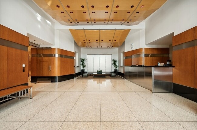 Building Photo - 512 N McClurg Ct