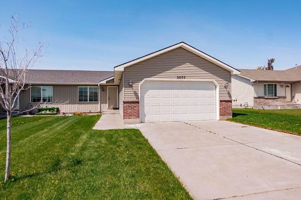 Foto principal - Charming 3-Bedroom Home with Garage on a S...
