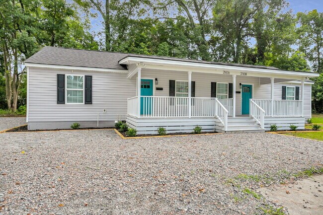 Building Photo - Updated Duplex on quiet street close to downtown.