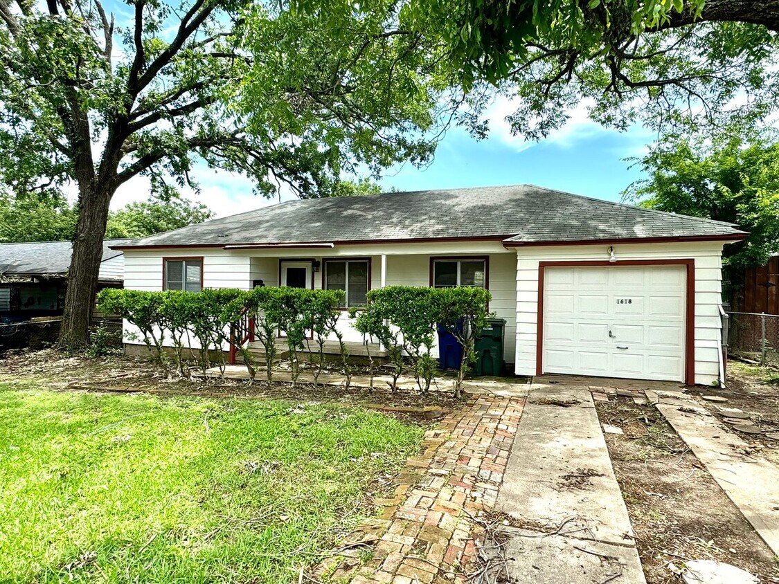 Primary Photo - 1618 Davis Blvd