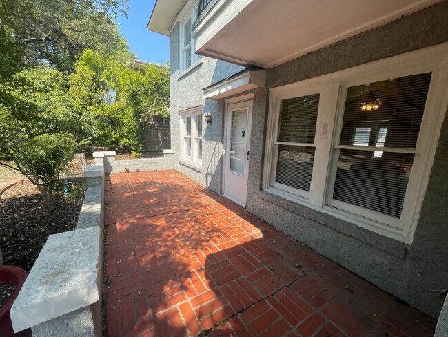 Building Photo - Charming 2/1 Downstairs Apartment Unit w/ ...