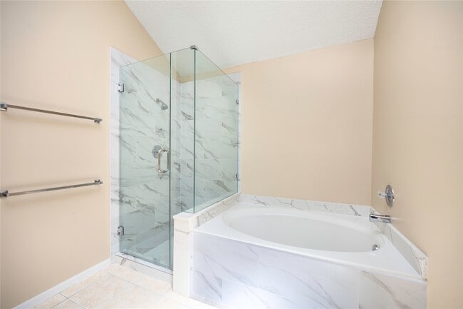 Building Photo - 811 Sierra Lake Dr