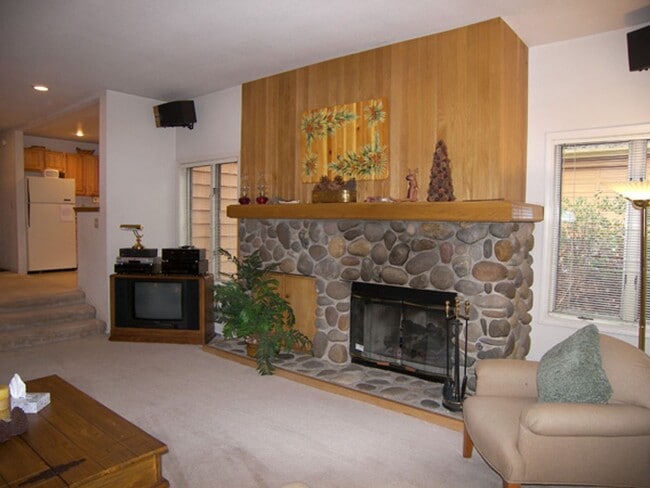 Foto del edificio - 3 Bedroom Condo in McCloud w 1 Car Garage! Great Location!
