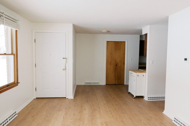 Building Photo - 1000 Larchwood Rd