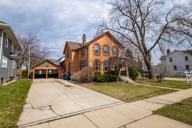 Building Photo - 476 Linden St