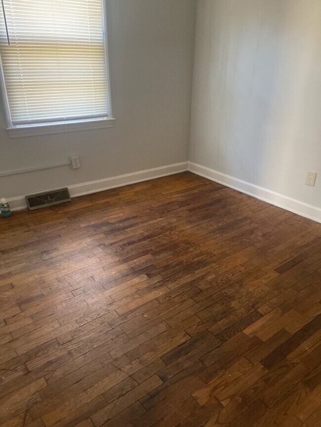 Building Photo - Home in Quiet Area in Taylors