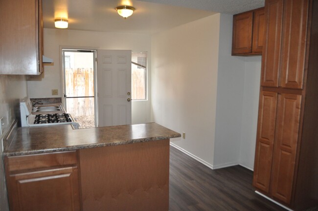 Building Photo - Single-Story 2-Bedroom Duplex in Redlands!