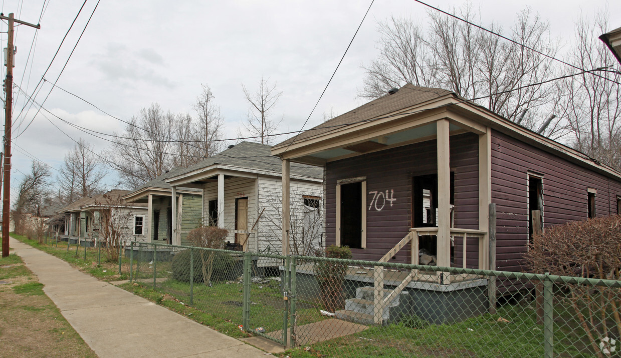 Building Photo - 702 N Farish St