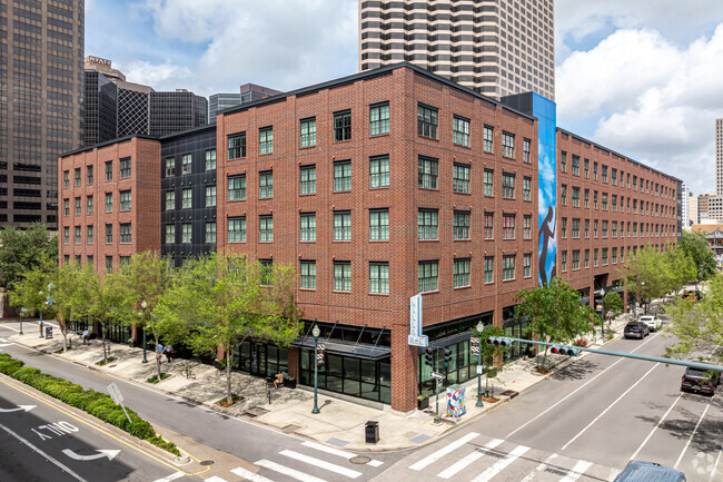 Building Photo - The Paramount at South Market