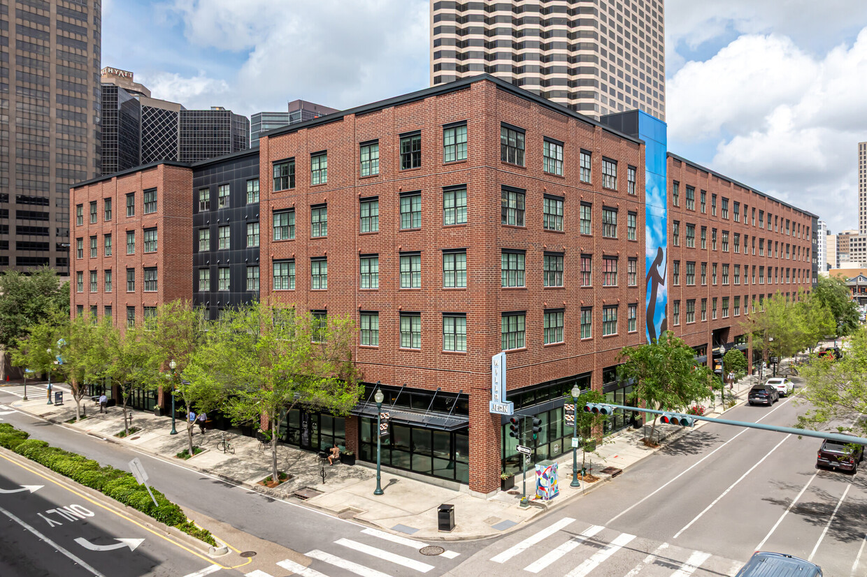 Primary Photo - The Paramount at South Market