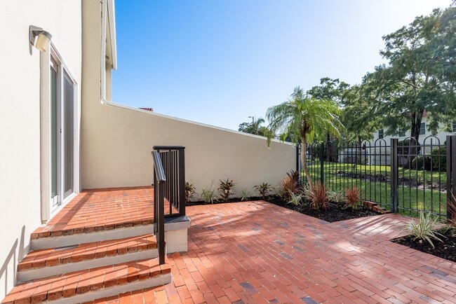Building Photo - 2700 Bayshore Blvd