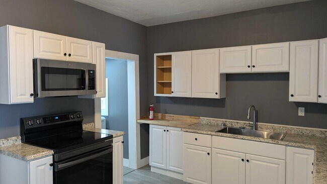 Building Photo - 812 E 3rd St