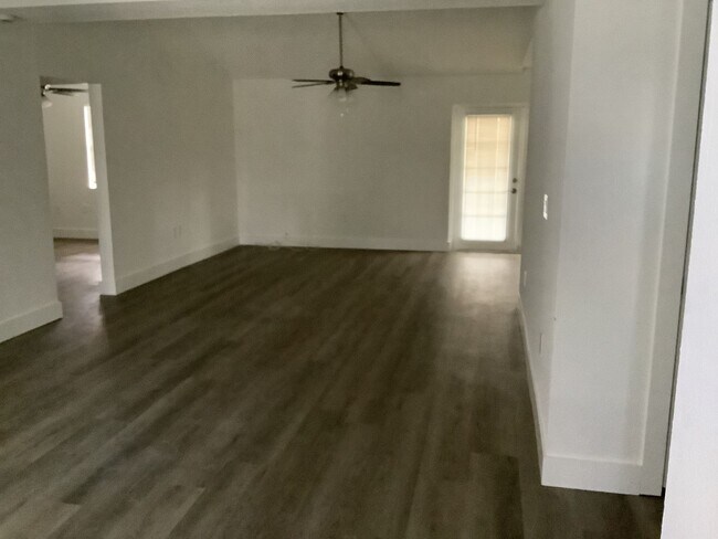 Building Photo - Three Bedroom Two Bath!