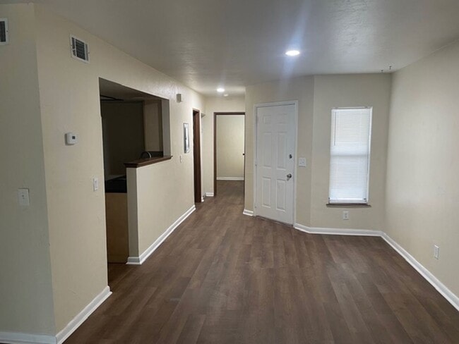 Building Photo - Move-in Ready Two Bedroom Two Bath Townhom...