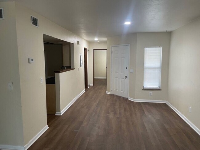 Foto del edificio - Move-in Ready Two Bedroom Two Bath Townhom...