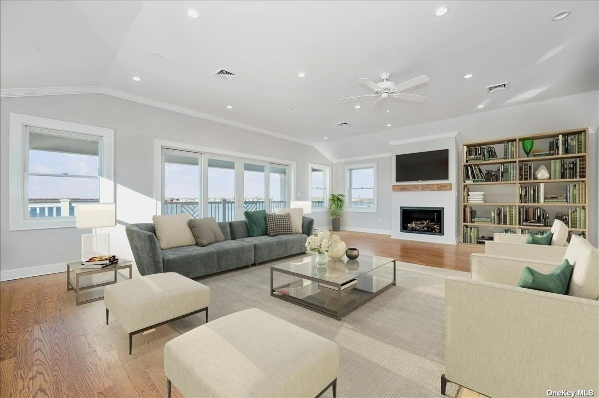 Primary Photo - 242 W Bay Dr