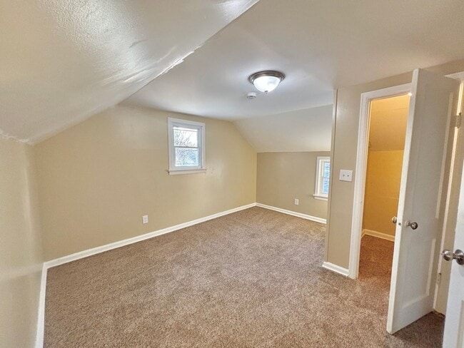 Building Photo - Spacious 4bd Home | 1st Floor Laundry Room | Hardwood Floors