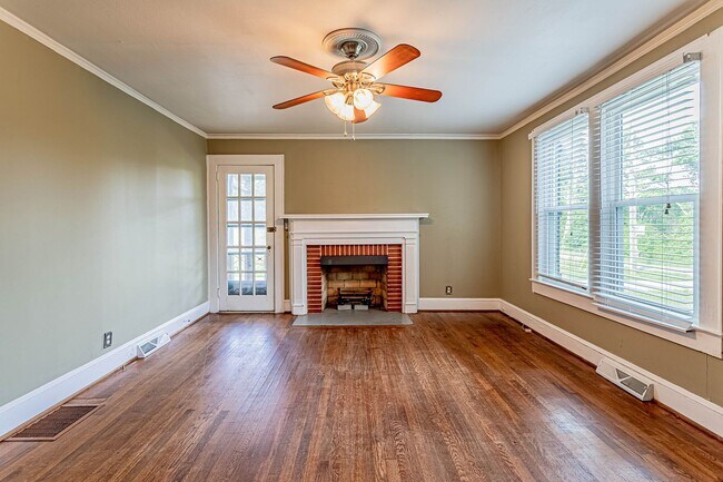 Building Photo - Country Living in Easley
