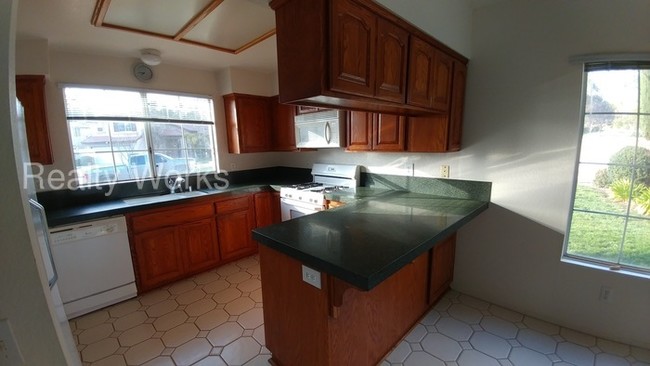 Building Photo - Temecula 3 bedroom Pool Home!