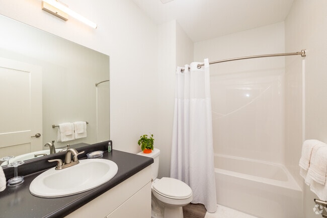 2B - Baño secundario - Union at Antelope Valley