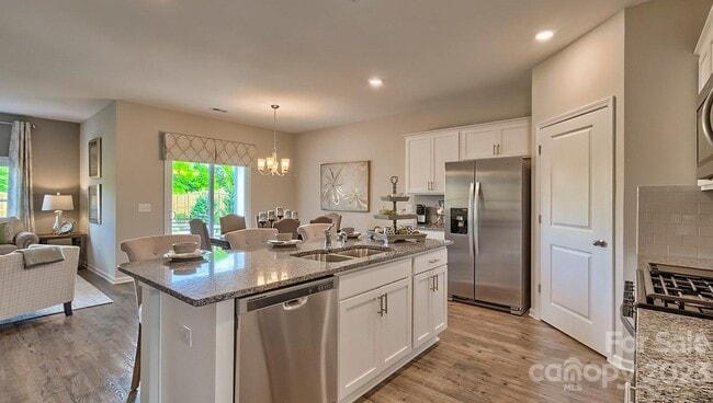 Foto del edificio - 4003 Village Blvd NW