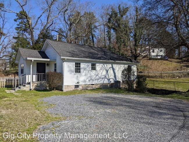 Building Photo - 3 br, 1 bath House - 205 Lakeview Dr