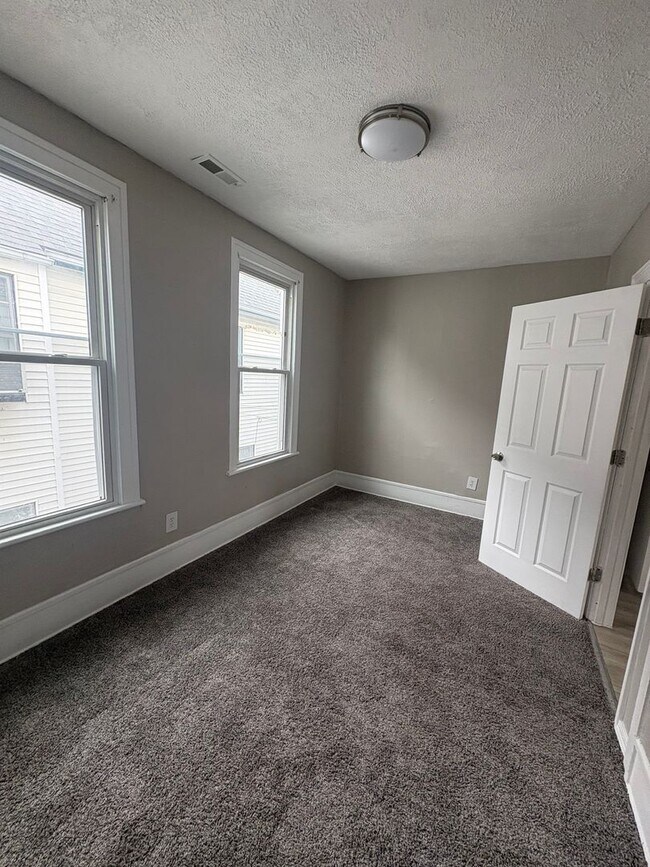 Building Photo - Lawn7100