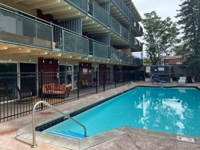 Foto del edificio - FABULOUS PEARL STREET CONDO IN SECURE BLDG...