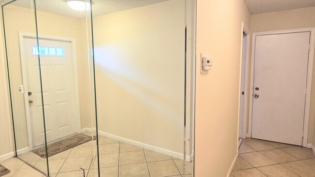 Foto del edificio - 6241 NW 74th Ct