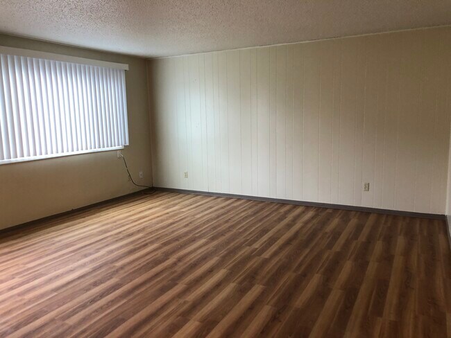 Building Photo - 220 NW Larry St