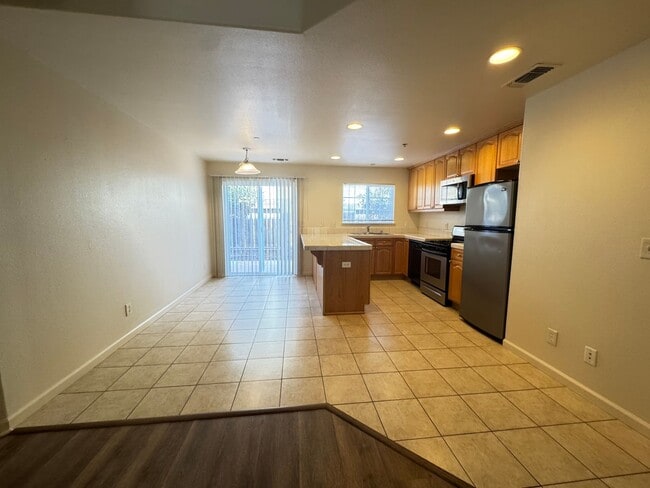 Building Photo - 3 bed 2.5 ba townhouse - Yuba City