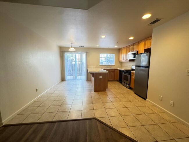 Foto del edificio - 3 bed 2.5 ba townhouse - Yuba City