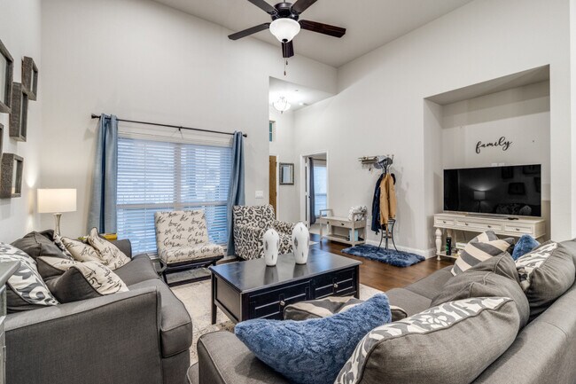 Área de estar - 3770 Marigold Ln