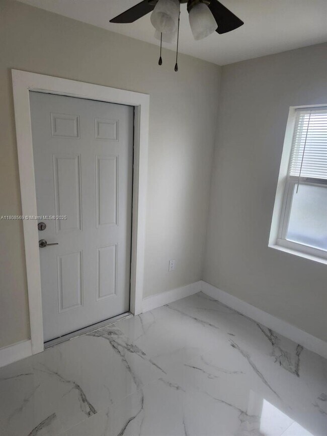 Foto del edificio - 3130 NW 160th St