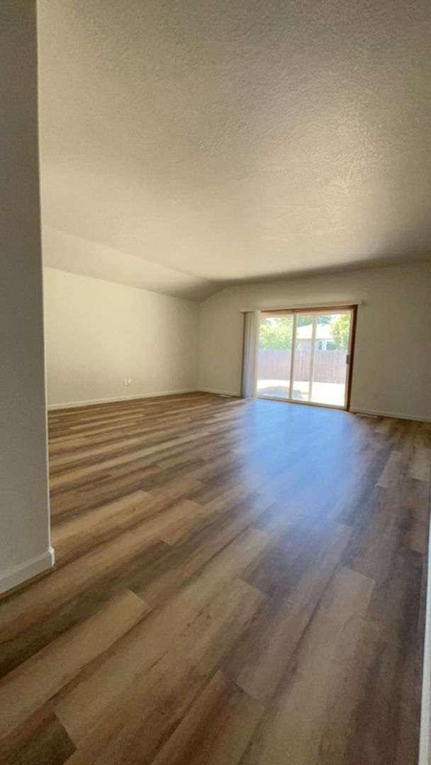 Foto del edificio - 3 Bedroom 2 bath house available!