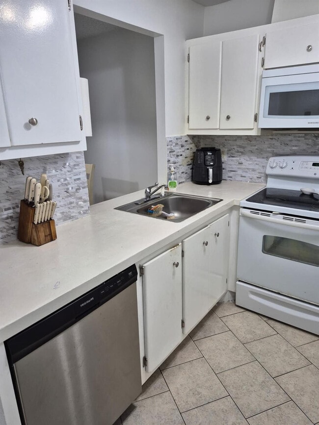 Foto del edificio - 560 SE 2nd Ave