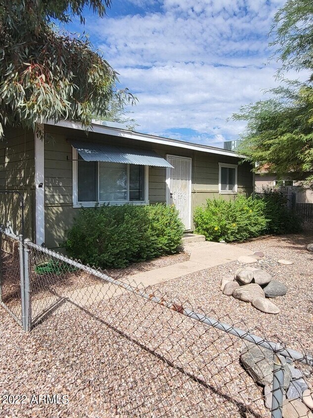 Primary Photo - 1120 N Esther St