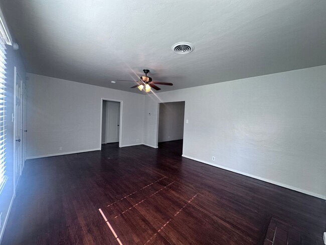 Foto del edificio - Charming home located in Beverly Glenn coming soon!