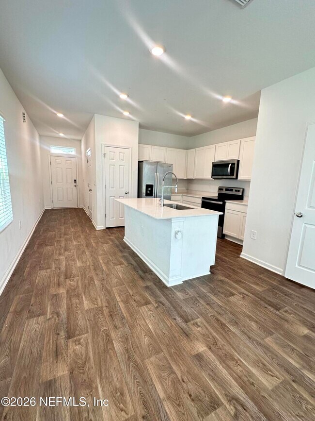 Foto del edificio - 12725 Whelan Ave