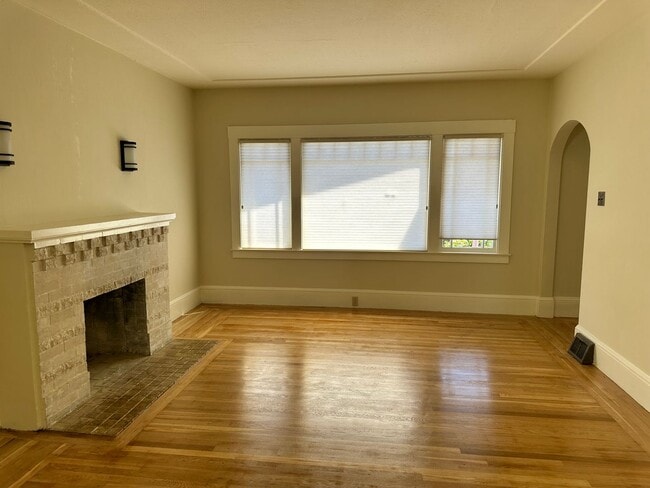 Building Photo - Large house in lower Temescal with large y...