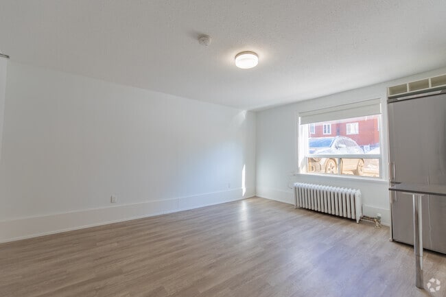 CACHET - 352 pi² - Salon - 2367 QUEEN ST E