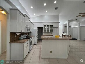 Building Photo - 7400 SW 37 Ct