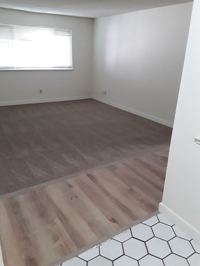 Foto del edificio - Citrus Heights 3 Bdrm, 2 bath - new carpet...